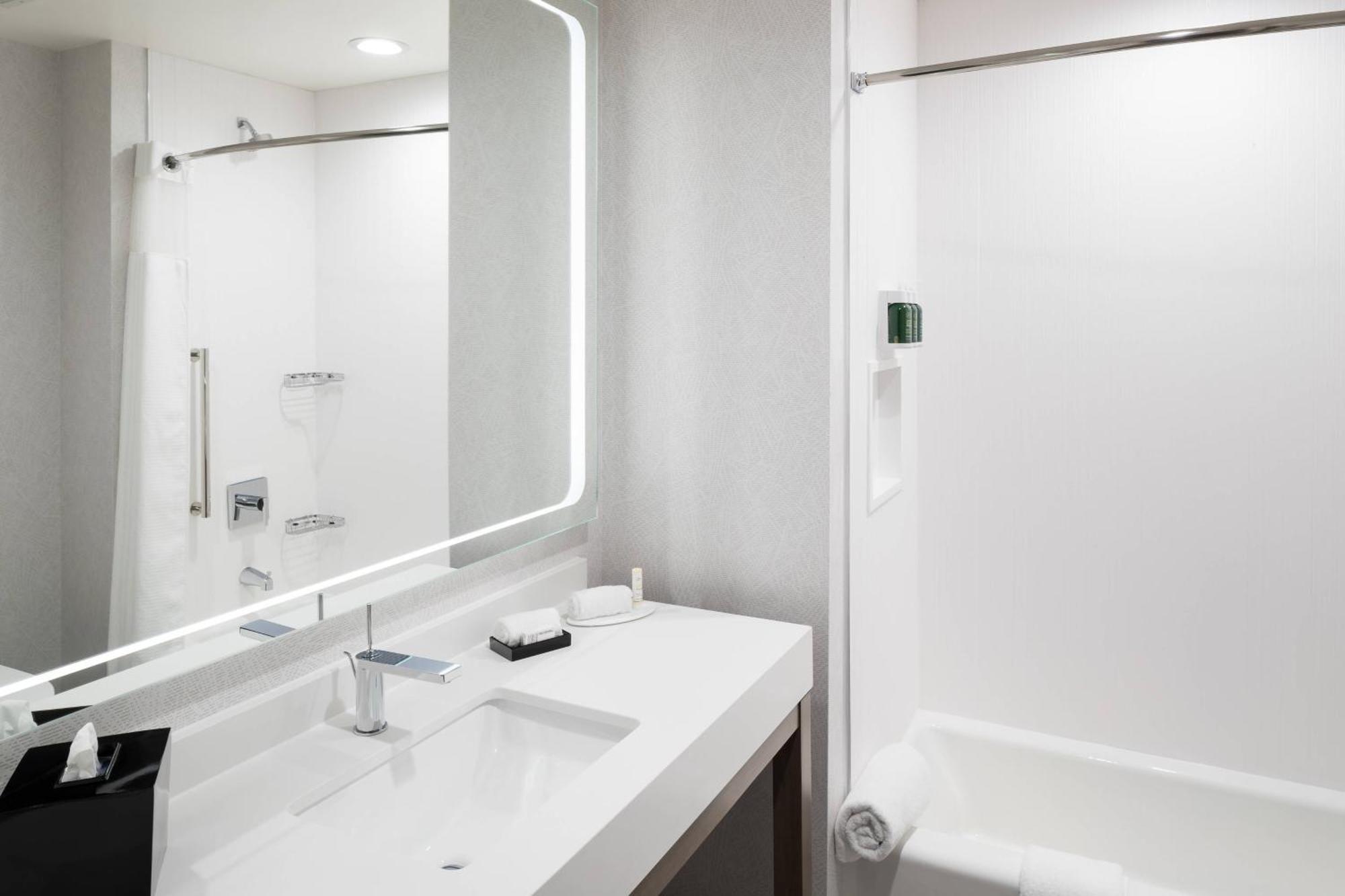 Отель Courtyard By Marriott Houston Heights/I-10 Экстерьер фото